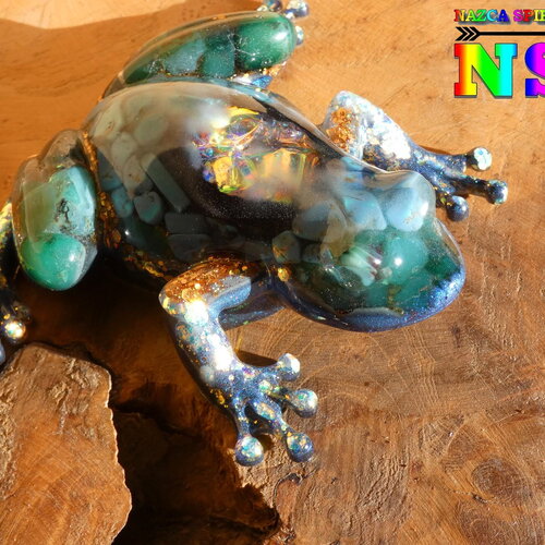 Grenouille en résine cristal et pierres fines, objet d'art décoratif fait main luminescent, brille dans la nuit, création multicolore unique