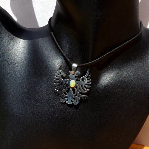 Collier ethnique ajustable - pendentif oiseau du tonnerre - bijou acier ciselé et cabochon opale australienne - création artisanale unique