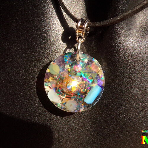 Collier ajustable pendentif rond en orgonite de 4 cm (&quot;1.57) de long-bijou energétique pierre fines et précieuses-fil  cuivre et hologrammes