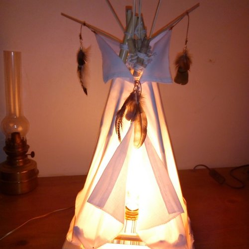 Grande lampe ethnique tipie en bois recyclé hauteur 68 cm, ampoule led chaud, plumes naturelles et bambou, cordes en coton naturel blanc