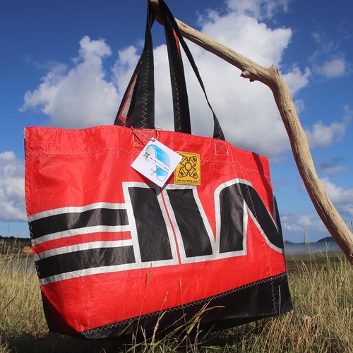 Kbag m - rouge et noir en toile de kitesurf upcyclée