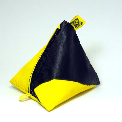Porte-monnaie jaune et noir en aile de kitesurf upcyclée