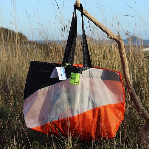 Cabas orange et blanc en toile de kitesurf upcyclée