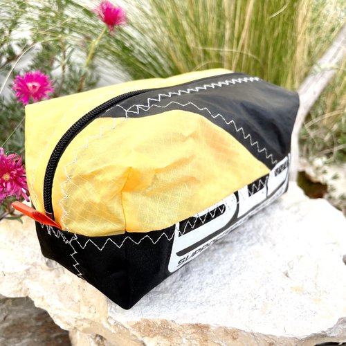 Trousse jaune et noir en toile de kitesurf upcyclée