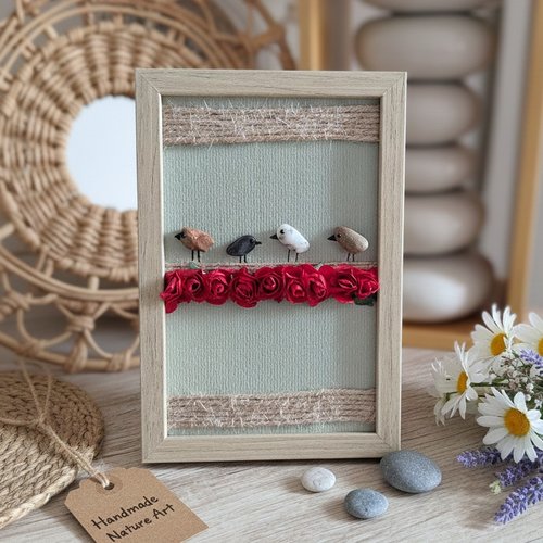 Cadre décoratif oiseaux en petits galets et fleurs rouges