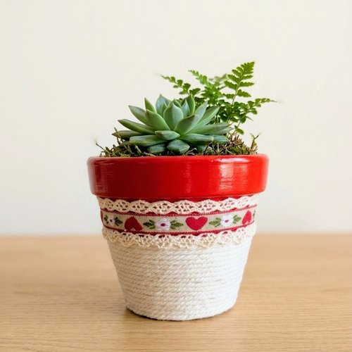 Pot en terre cuite tissé macramé et ruban rouge