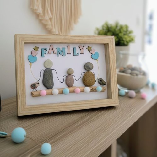Cadre décoratif famille en galets et pompons