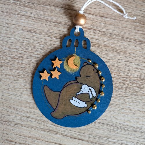 Petite boule de noël en bois illustration ours brun
