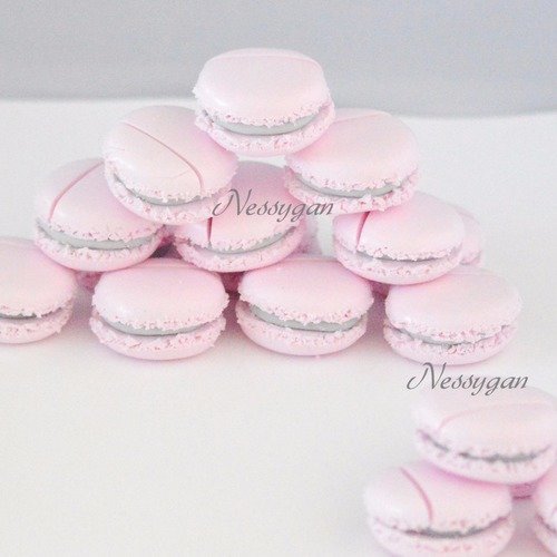 Marque-place macaron rose poudré et gris perle pour un mariage, baptême