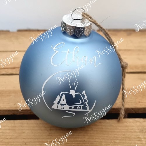 Boule de noël xl bleue et blanche personnalisée en verre chalet  - cadeau de naissance -décoration de noël