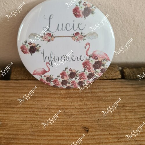 Badge rond personnalisé avec joli flamant rose pour infirmière - aide-soignante, sage-femme, auxiliaire puéricultrice