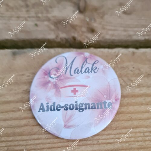 Badge rond personnalisé fleurs roses pour infirmière - aide-soignante, sage-femme, auxiliaire puéricultrice