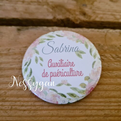 Badge rond personnalisé fleurs roses pour infirmière - aide-soignante, sage-femme, auxiliaire puéricultrice