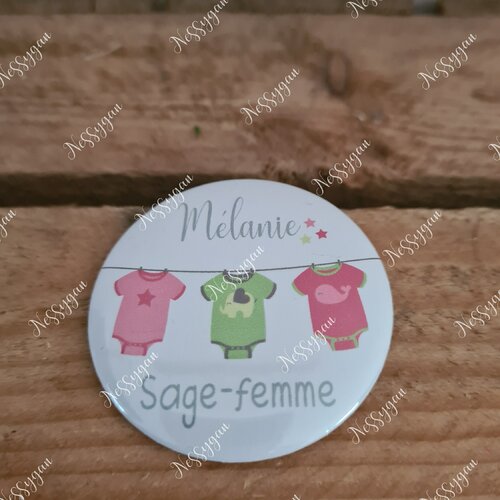 Badge rond personnalisé avec des bodys multicolore pour infirmière - aide-soignante, sage-femme, auxiliaire puéricultrice