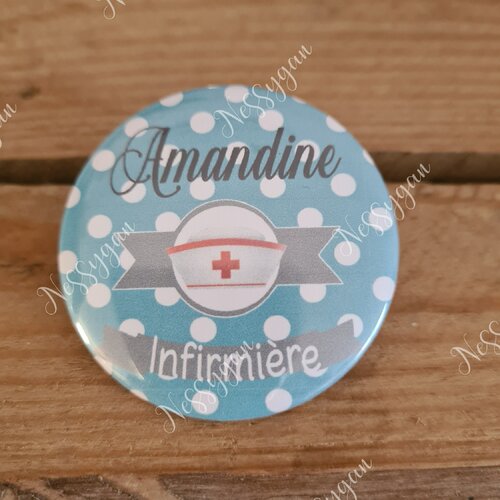 Badge rond personnalisé bleu à pois blanc pour infirmière - aide-soignante, sage-femme, auxiliaire puéricultrice