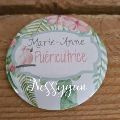 Badge rond personnalisé tropical perroquet rose pour infirmière - aide-soignante, sage-femme, auxiliaire puéricultrice