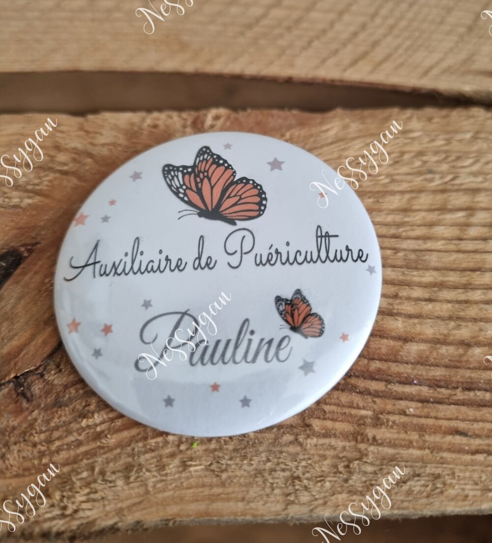 Badge rond personnalisé "papillon" pour infirmière - aide- soignante, sage-femme, auxiliaire puéricultrice - Un grand marché