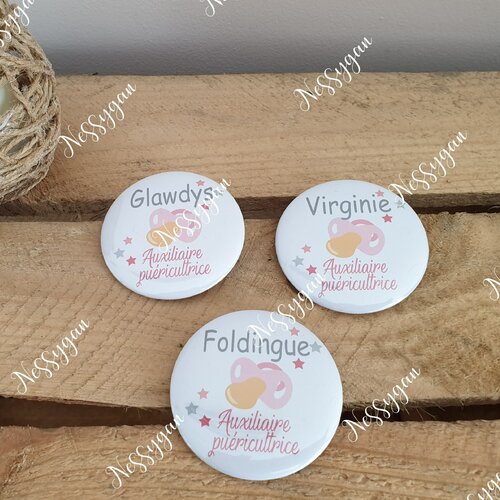 Badge rond personnalisé avec tétine rose pour infirmière - aide-soignante, sage-femme, auxiliaire puéricultrice