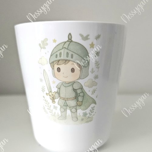 Gobelet enfant personnalisé avec prénom – cadeau original – verre incassable illustré théonis le chevalier