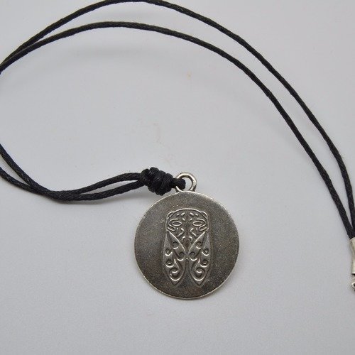 Collier pendentif lacet et médaille cigale arabesques collection styl rené gouin / argenté