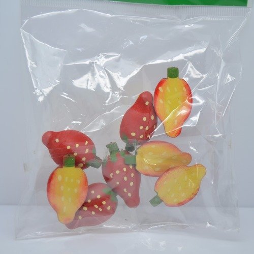 Embellissements en bois petites demi-fraises rouges en 3d à coller 30x18mm 