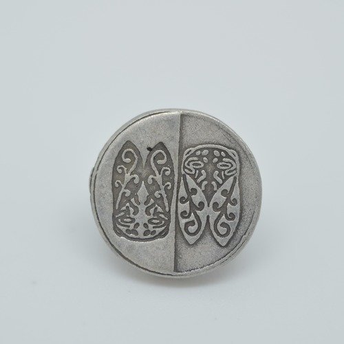 5 boutons médaille 11mm en métal argenté vieilli mat gravé motif 2 cigales rené gouin 
