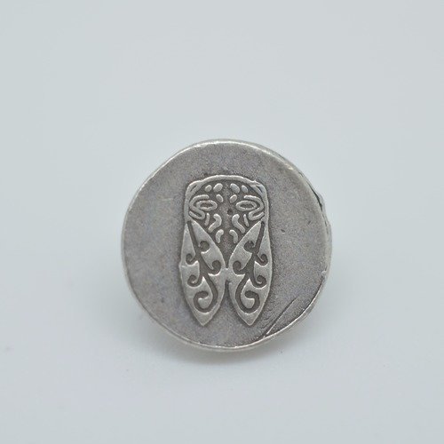 5 boutons médaille 11mm en métal argenté vieilli mat gravé motif cigale rené gouin 