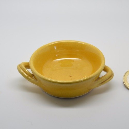 Taraillette de provence, poterie miniature plat à anses jaune