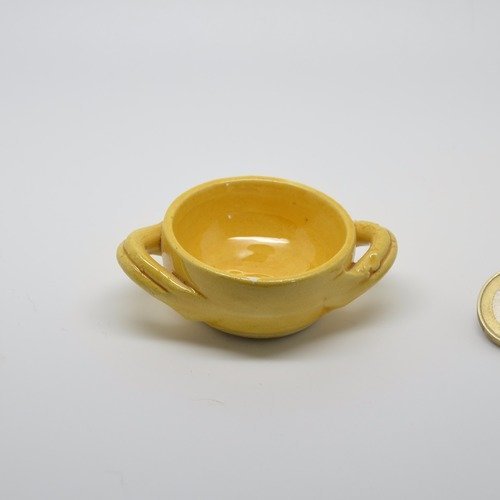 Taraillette de provence, poterie miniature petit plat à anses jaune