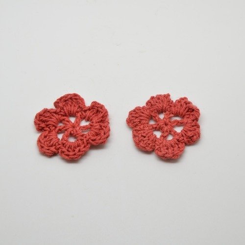 Fleurs au crochet rouge brique - 35mm