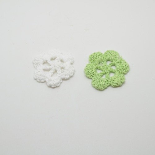 Fleurs au crochet vert clair et blanc - 35mm