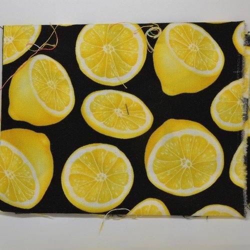 Coupon de tissu 30x30cm pour patchwork - motifs fruits citrons - jaune, noir