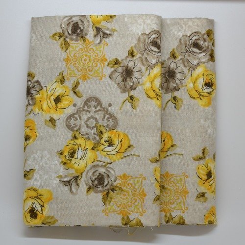 2 coupons de tissu 40x55cm pour patchwork - motifs fleurs - dominante jaune