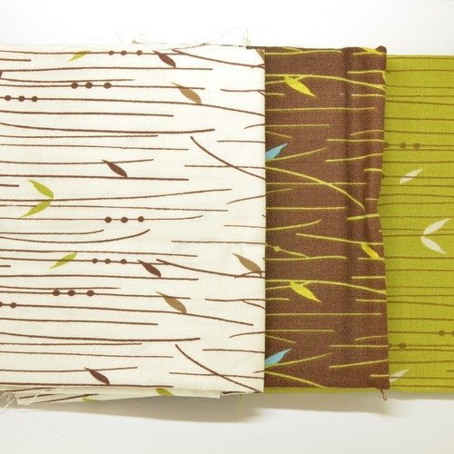 3 coupons de tissu 45x50cm pour patchwork - motifs fleurs et feuillages - dominante écru, vert