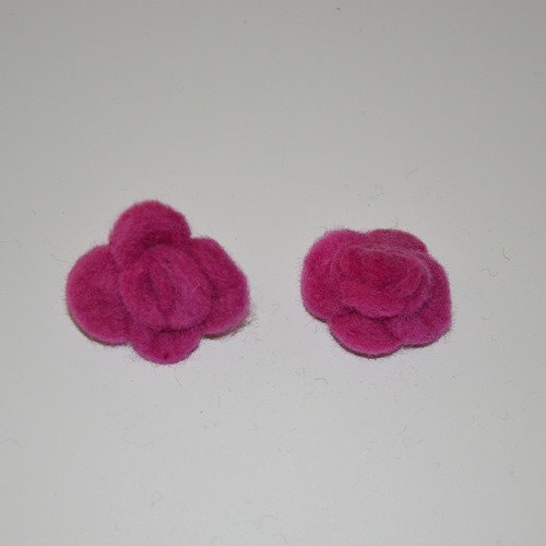 2 fleurs forme roses en feutrine - rose