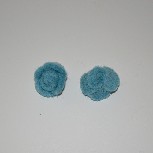 2 fleurs forme roses en feutrine - turquoise