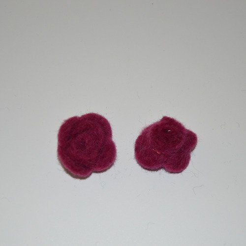 2 fleurs forme roses en feutrine - prune