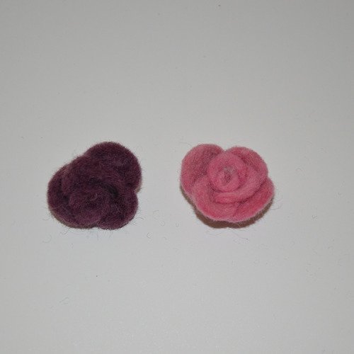 2 fleurs forme roses en feutrine - rose, violet