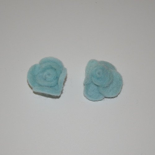 2 fleurs forme roses en feutrine - bleu
