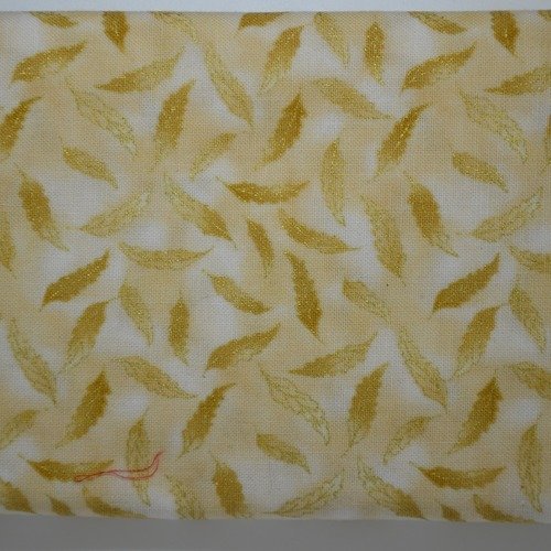 Coupon de tissu 50x55cm pour patchwork - motifs feuilles - doré, écru