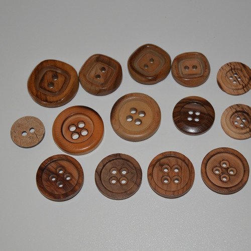 Lot de 14 boutons en bois - formes et tailles variées
