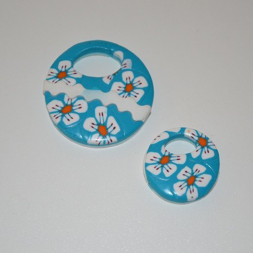 2 pendentifs en pâte polymère fimo - motifs fleurs - turquoise