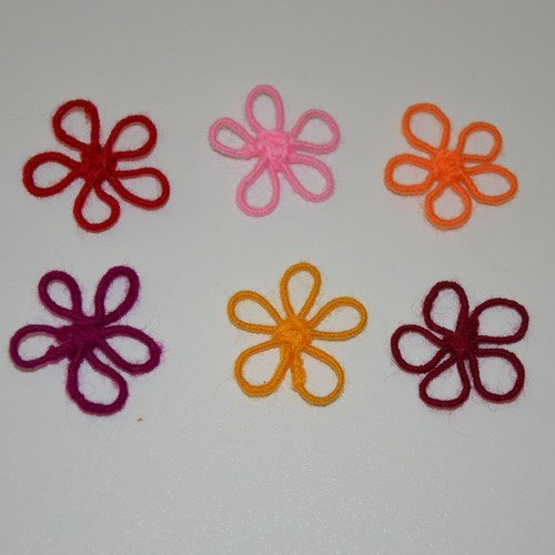 6 fleurs en fil métallique recouvertes de coton