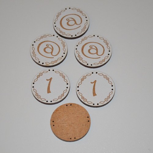 6 boutons ronds et plats en aggloméré - motif arobase et 1 - blanc