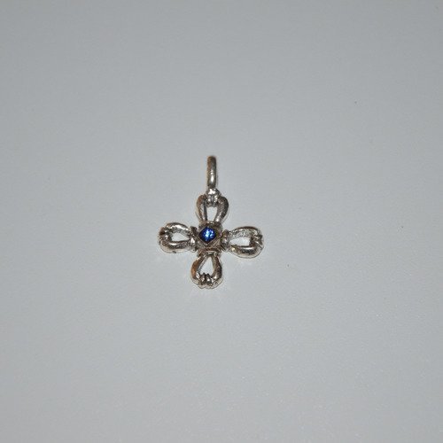 Pendentif croix rené gouin forme petit trèfle argenté et bleu