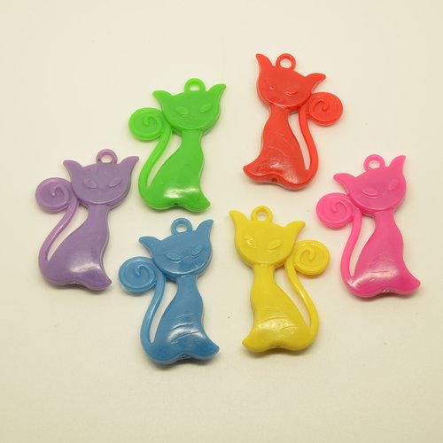 6 breloques chats en plastique style enfants - couleurs variées - 28x40mm