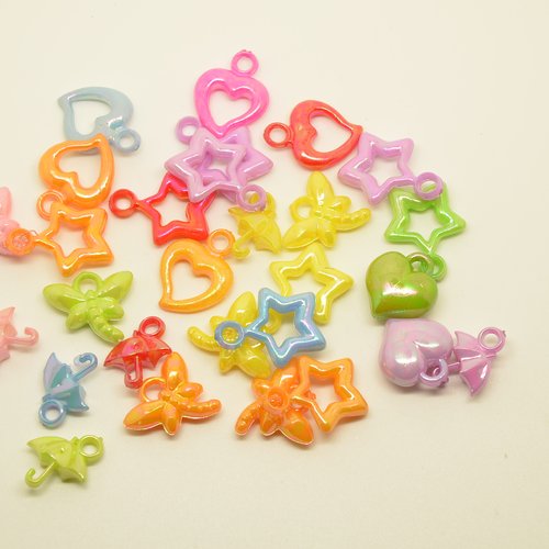 28 petites breloques en plastique pour enfants (étoiles, papillons, cœurs, parapluies) - 16 à 21mm