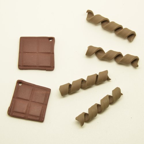 6 breloques gourmandes carrés et copeaux de chocolat - marron - 20 à 29mm