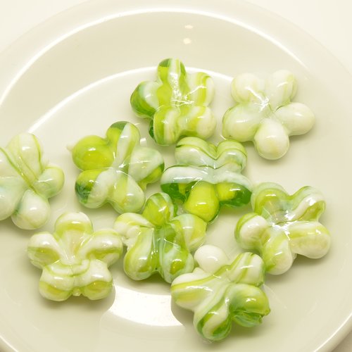 9 perles fleurs - vert, blanc - 23mm