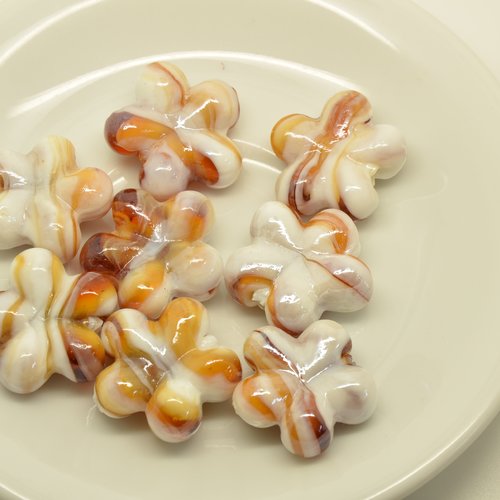 8 perles fleurs - ambre, blanc - 23mm